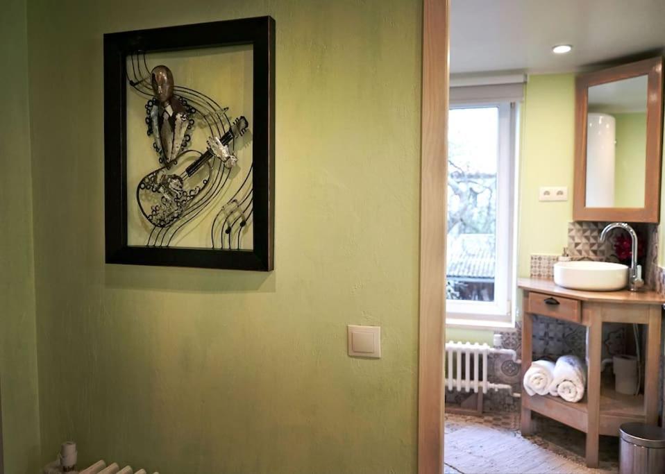 Prime 2Br/Ba Apt Next To Main Station & Olympic Center เลียปาญา ภายนอก รูปภาพ